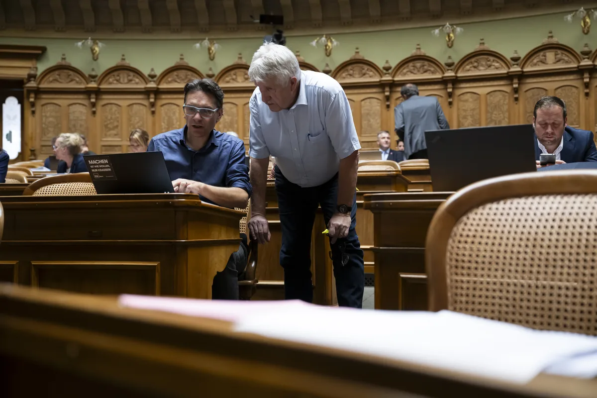 Wer in Bern erfolgreich sein will, muss auch mit Kollegen aus anderen politischen Lagern auskommen. Im Bild Erich Vontobel im Gespräch mit Gerhard Andrey (links) von den Grünen. Gerhard Andrey, GP-FR, links, und Erich Vontobel, SVP-ZH, Mitte, sprechen neben Lukas Reimann, SVP-SG, rechts, waehrend der Herbstsession der Eidgenoessischen Raete, am Montag, 23. September 2024 im Nationalrat in Bern.
